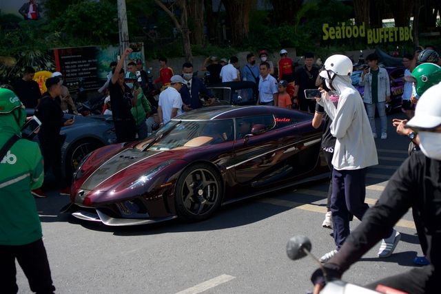 Hoàng Kim Khánh hiện đang tự lái Koenigsegg Regera ra đường sau 2 năm chờ đợi sửa chữa, thu hút sự chú ý của người dân Nha Trang xung quanh - Ảnh 1.