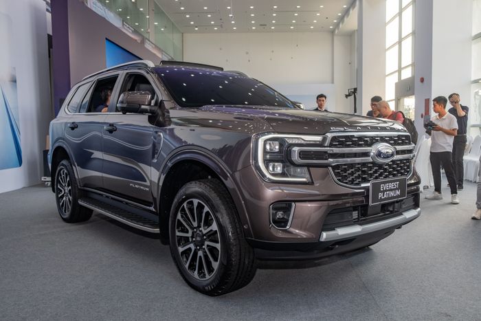 Xem gần Ford Everest Platinum vừa ra mắt tại Việt Nam: Vượt trội về công nghệ, động cơ đáng tiếc - Hình 2.