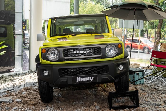 Suzuki Jimny giá 799 triệu tại đại lý: Tem mới, phối màu đặc sắc, có phụ kiện cho những người đam mê dã ngoại - Ảnh 4.