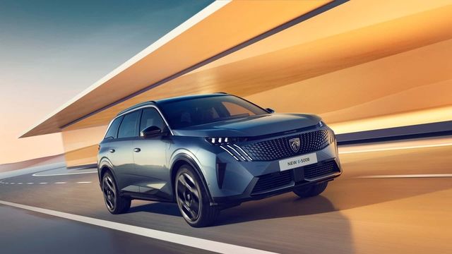 Peugeot 5008 mới ra mắt: Phiên bản thuần điện là trọng tâm, không còn phiên bản chỉ sử dụng động cơ.