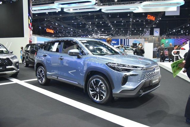 Toyota Corolla Cross 2024: Giá từ 694 triệu đồng, nâng cấp mặt trước, tích hợp phanh đỗ điện tử, động cơ vẫn giữ nguyên - Ảnh 1.