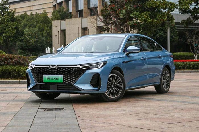 Chery Fengyun A8 PHEV đã ra mắt tại Trung Quốc, có giá khởi điểm từ 423 triệu đồng.