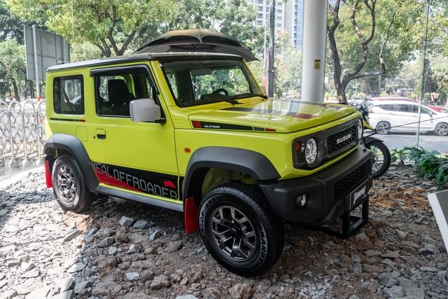 Sau khi ra mắt không lâu, Suzuki Jimny đã gặp tình trạng bán với giá 'bia kèm lạc', có nơi lên đến 904 triệu đồng - Hình ảnh 1.