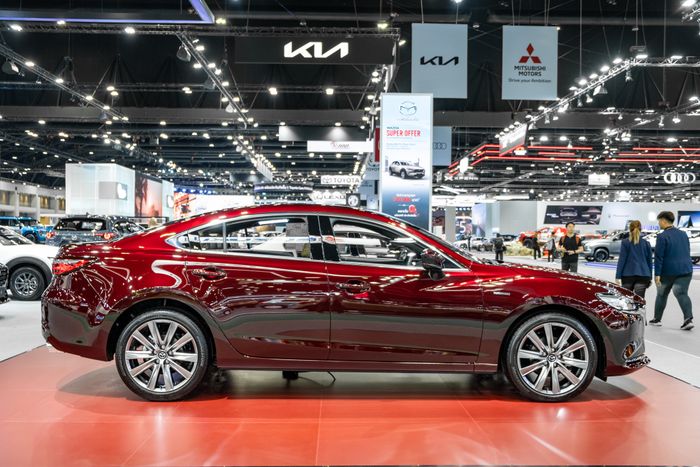 Chi tiết Mazda6 phiên bản kỷ niệm 20 năm: Có giá không thua kém Mercedes C-Class, nhiều chi tiết độc đáo - Hình 9.