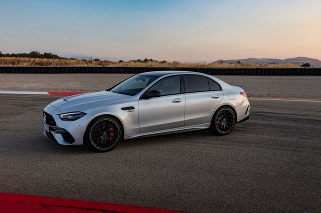 Mercedes-AMG C 63 S E Performance chuẩn bị ra mắt thị trường Việt Nam với giá dự kiến 4,9 tỷ đồng.