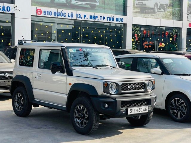 Lô Suzuki Jimny 2024 đã đổ về đại lý trước ngày ra mắt, tạo ra sự sôi động trong thị trường với các thông tin báo cáo về doanh số, và 'cuộc chiến' giá cả, với mức giá cao nhất gần 850 triệu đồng - Ảnh 2.