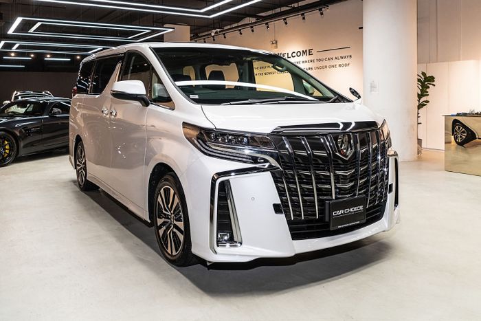 Toyota Alphard là một chiếc xe nằm ngoài tầm tay của đa số người dùng - Ảnh minh họa: Car Choice Singapore