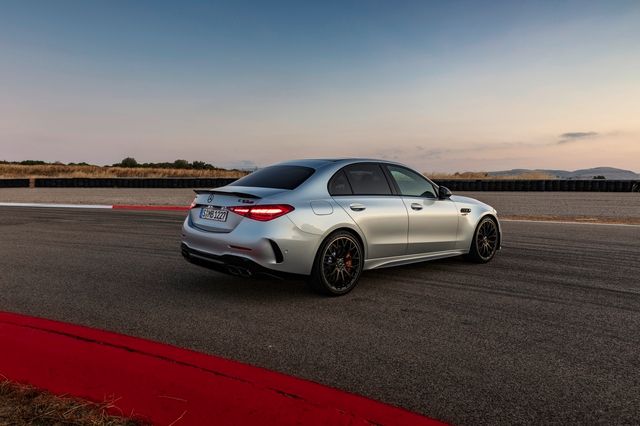 Mercedes-AMG C 63 S E Performance sẽ ra mắt thị trường Việt Nam với giá dự kiến 4,9 tỷ đồng.