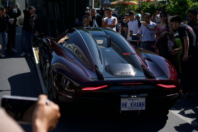 Hoàng Kim Khánh đang tự lái Koenigsegg Regera ra đường sau 2 năm chờ sửa chữa, thu hút sự chú ý của người dân Nha Trang xung quanh - Ảnh 7.