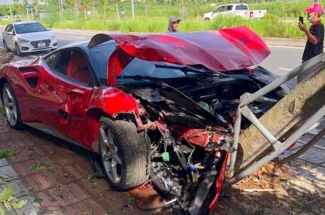 Siêu xe Ferrari 488 GTB lại xuất hiện sau hơn một năm từ sự va chạm với cây tại Hà Nội - Hình ảnh 2.