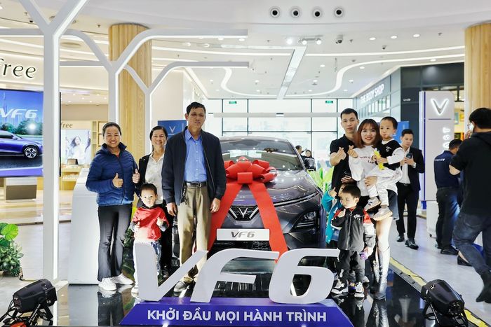 Khách đầu tiên nhận VinFast VF 6: Xe linh hoạt trong đô thị, mạnh mẽ trên xa lộ - Hình 4.