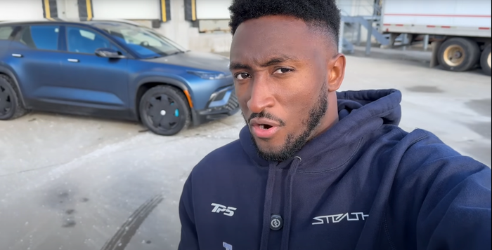 Bị YouTuber MKBHD chê là 'chiếc xe tồi nhất từng được đánh giá', cổ phiếu của hãng xe điện giảm tới 50%