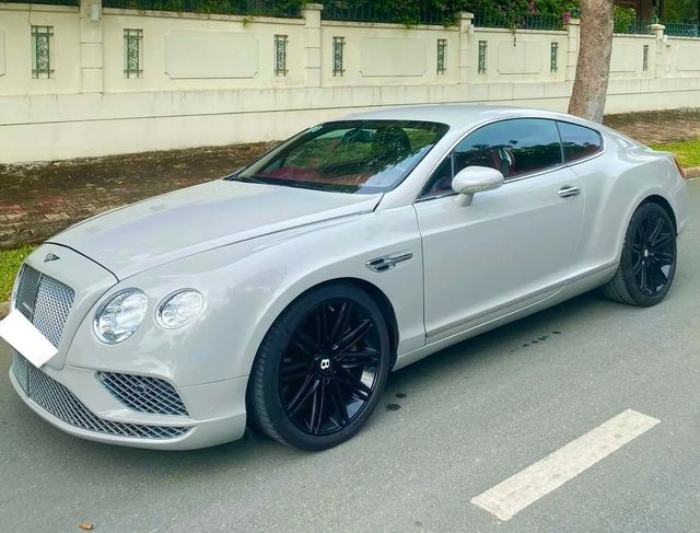 Bentley Continental GT đang được rao bán với mức giá tương đương với một chiếc C 200 mới, là sự lựa chọn của những người muốn trải nghiệm dòng xe hai cửa sang trọng từ thời kỳ trước - Hình ảnh 1.