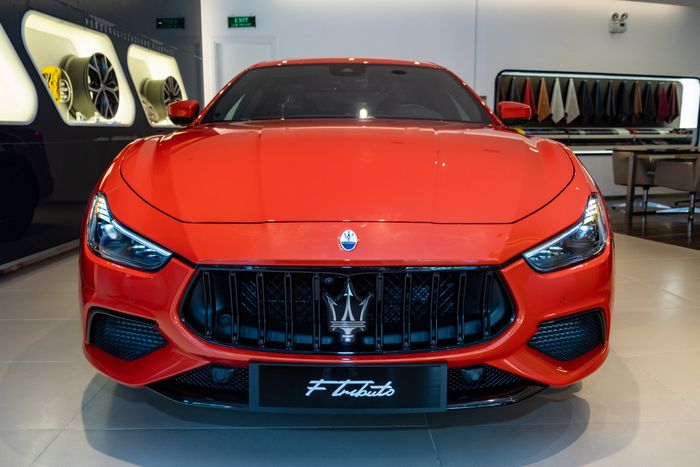 Maserati Ghibli F Tributo - Duy nhất tại Việt Nam với giá trên 9 tỷ đồng: Sơn màu độc quyền, động cơ V6 mạnh mẽ 430 mã lực - Hình 2.