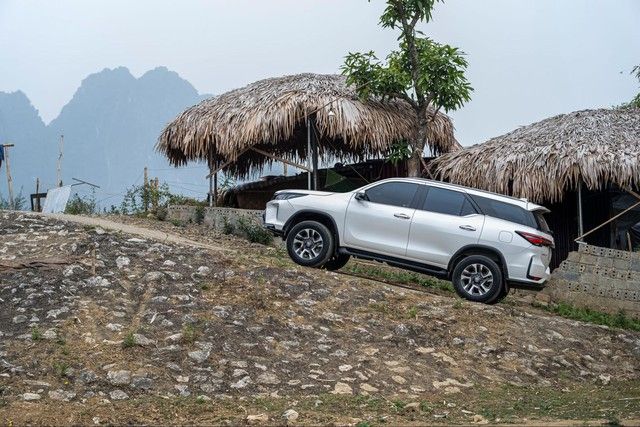 Toyota Fortuner 2024 có cơ hội lớn tại thị trường Việt Nam khi được cải tiến về tiện nghi, giảm giá bán và không còn sử dụng hộp số sàn - Ảnh 2.