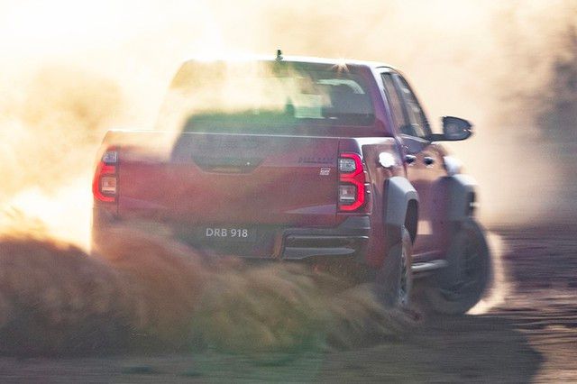 Toyota Hilux Revo GR Sport mới sẽ ra mắt trong tháng 3 - Hình 3.