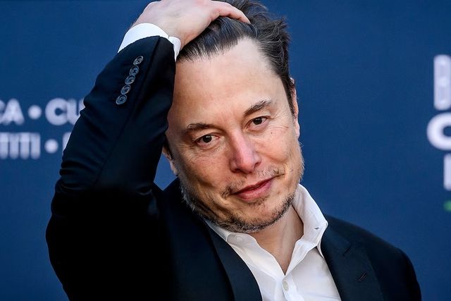 Elon Musk đã tích luỹ một khoản tài sản đáng kinh ngạc, đủ để tiêu hết trong 6 đời, nhưng anh vẫn chọn sống trong căn nhà thuê và lái xe điện 'phổ thông'.