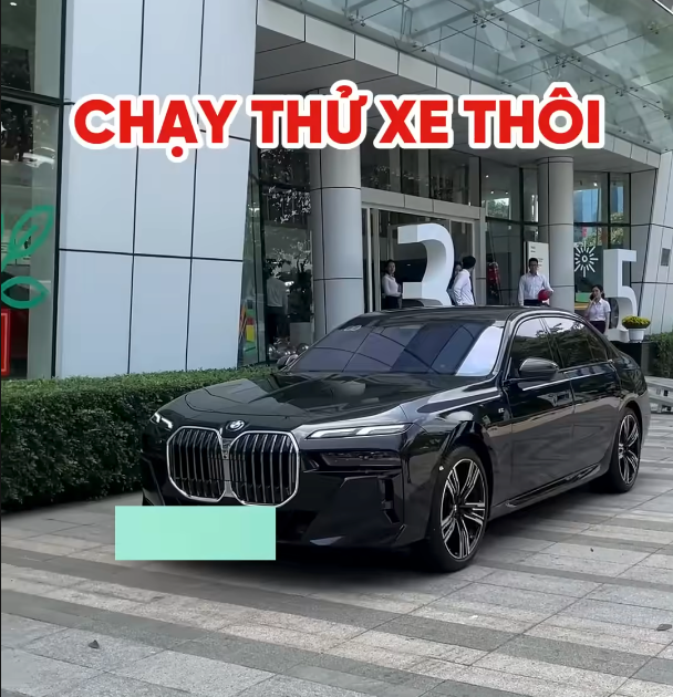 Nhận chiếc BMW 7-Series trị giá hơn 5 tỷ từ vợ, Tiến Luật chia sẻ: 'Dù được tặng xe nhưng tất cả giấy tờ đều do vợ ký, màu sắc xe do vợ chọn. Mình chỉ được chọn mỗi màu nội thất *cười* ' - Ảnh 3.