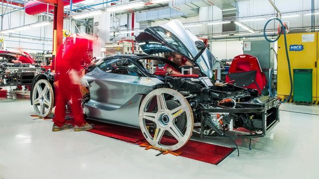 Để sở hữu chiếc xe Ferrari này tại Việt Nam, bạn cần phải sẵn sàng với một khoản tiền không nhỏ: thậm chí chỉ cần va chạm nhẹ cũng có thể phải chi hàng tỷ đồng để sửa chữa.