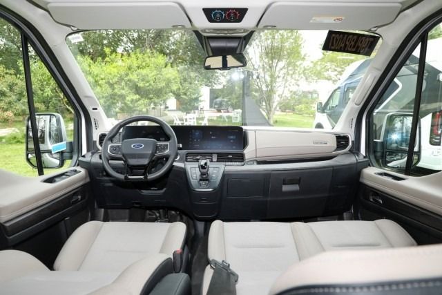 Đại lý nhận cọc Ford Transit 2024: Hai phiên bản, trang bị hộp số tự động, giá dự kiến cao nhất 949 triệu - Ảnh 3.