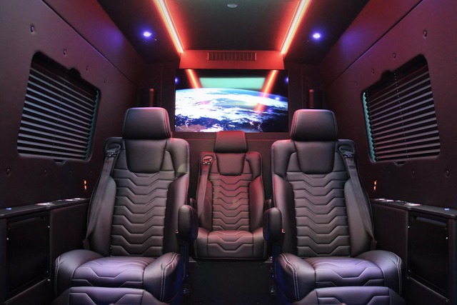 Mercedes-Benz Sprinter VIP-Class siêu sang, có giá không kém cạnh xe Bentley Flying Spur nhưng vẫn đủ cho 9 người - Ảnh 3.