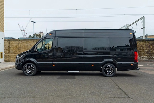 Mercedes-Benz Sprinter VIP-Class siêu sang, giá cả ngang với Bentley Flying Spur nhưng vẫn đủ cho 9 người ngồi - Ảnh 2.