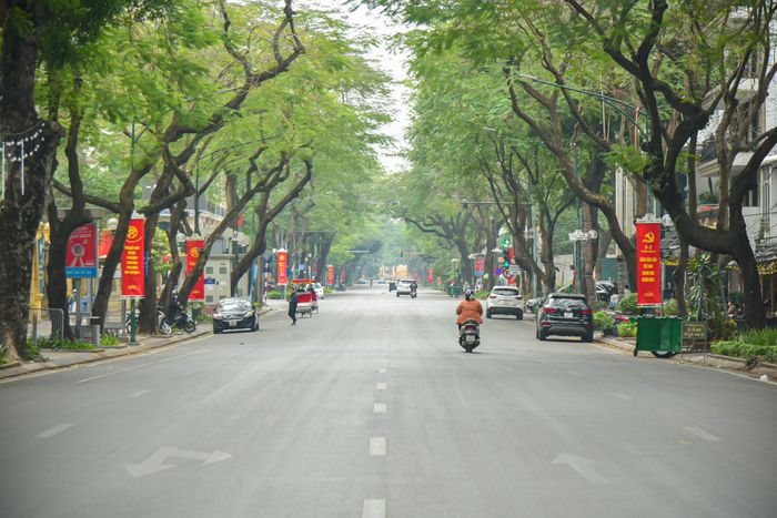 Trái ngược với ngày thường, Hà Nội vào sáng mùng 1 Tết Giáp Thìn trở nên yên bình lạ thường, không có xe dừng đèn đỏ - Ảnh 3.