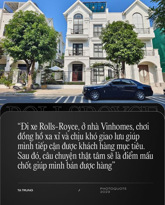 Chiếc Rolls-Royce Ghost mà mình sử dụng giúp mình dễ thuyết phục khách hàng hơn. Họ tin rằng chủ showroom đã có nhiều kinh nghiệm với xe siêu sang nên những gì mình nói đều đáng tin cậy.