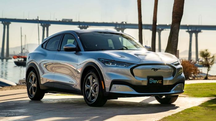 CEO Ford lo ngại về việc xe Trung Quốc tấn công thị trường Mỹ gián tiếp, trong khi Elon Musk lại đang 'mời gọi' chúng?