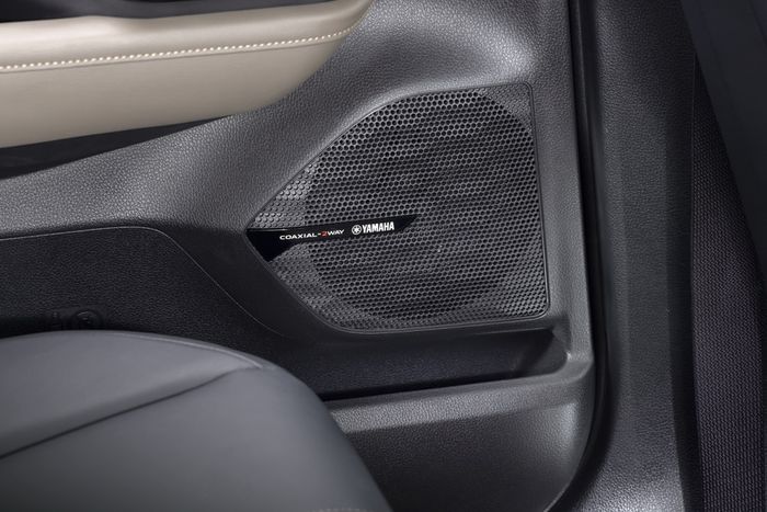 Liputan6: Hệ thống âm thanh Yamaha Premium Dynamics Sound được tích hợp trong Mitsubishi Xforce không bao giờ làm người dùng thất vọng khi phát các bài hát thuộc nhiều thể loại khác nhau. Không chỉ có thể điều chỉnh âm thanh đầu ra với 4 chế độ, dàn loa này còn có thể tự điều chỉnh theo tốc độ của xe, điều kiện đường sá thông qua tính năng Speed Compensated Volume với 5 cấp độ khác nhau. Tính năng này giúp tăng tốc độ của bài hát khi tăng tốc và giảm tốc độ khi giảm tốc - Ảnh: Mitsubishi