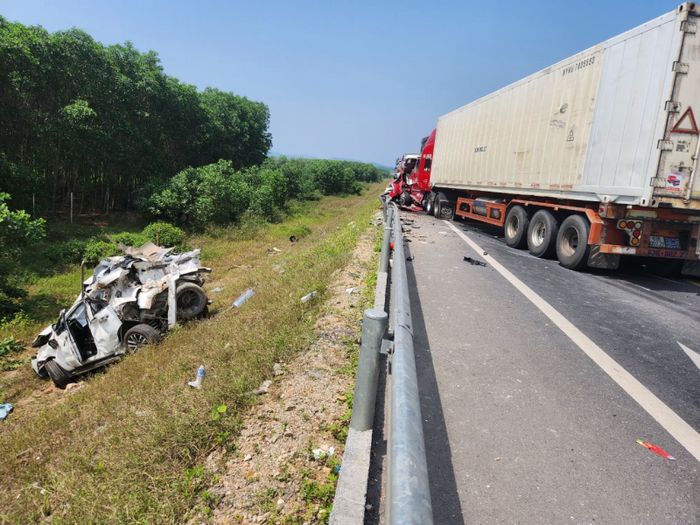 Vụ tai nạn trên cao tốc Cam Lộ - La Sơn khiến 3 mẹ con tử vong: Tranh cãi về lỗi của tài xế.