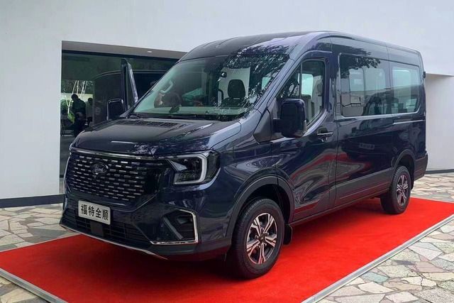 Ford Transit sắp bán tại Việt Nam: Đèn pha giống Ranger, hai màn hình 12,3 inch và hệ thống ADAS không khác gì xe con - Ảnh 1