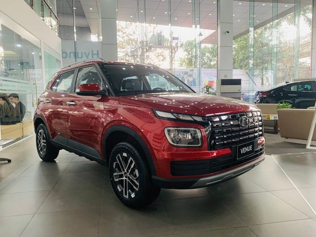 Chỉ sau ít hơn 1 tháng ra mắt, Hyundai Venue đã được đại lý ưu đãi giảm giá, tạo ra sức ép đối với Raize và Sonet.