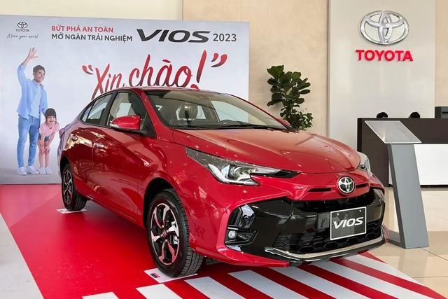 Hyundai có cơ hội bán vượt Toyota sau 2 năm bị tụt lại ở Việt Nam: Corolla Cross bán chậm, Santa Fe, Tucson bứt tốc sau khi giảm giá - Hình 8.