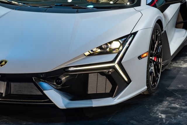 Dưới đây là 5 điểm đặc biệt trên chiếc Lamborghini Revuelto mới ra mắt tại Việt Nam: Thiết kế, hộp số và kiểu lái khác biệt với phần lớn - Hình 4.