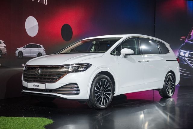 Chi tiết về VW Viloran Luxury giá 2,188 tỷ đồng, vượt trội về trang bị tiện nghi so với phiên bản tiêu chuẩn.