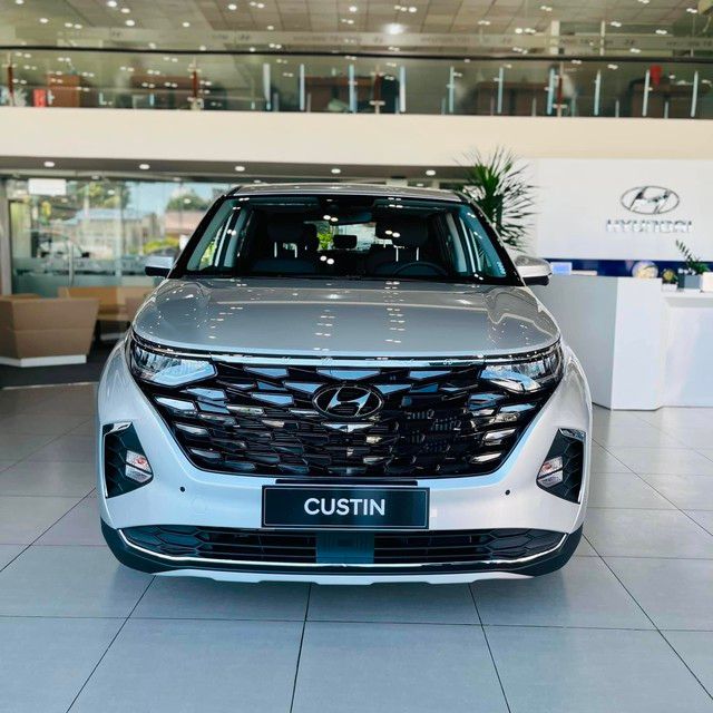 Hyundai Custin đang giảm giá 40 triệu đồng tại các đại lý, tạo ra áp lực đối với Innova Cross.