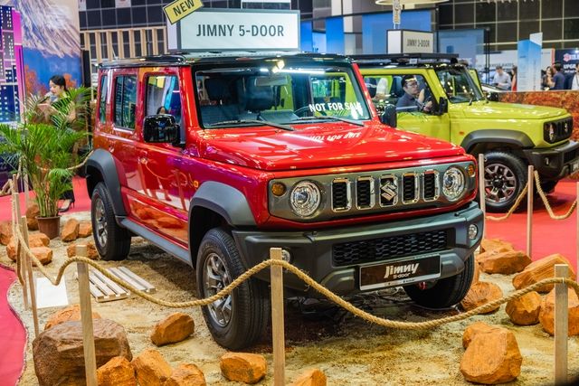 Suzuki Jimny 5 cửa sẽ chính thức ra mắt tại Đông Nam Á vào giữa tháng 2, khi hàng trăm người tại Indonesia đã đặt cọc. Tuy nhiên, việc giữ giá ước tính trên 700 triệu đồng ở Việt Nam có thể gặp khó khăn.