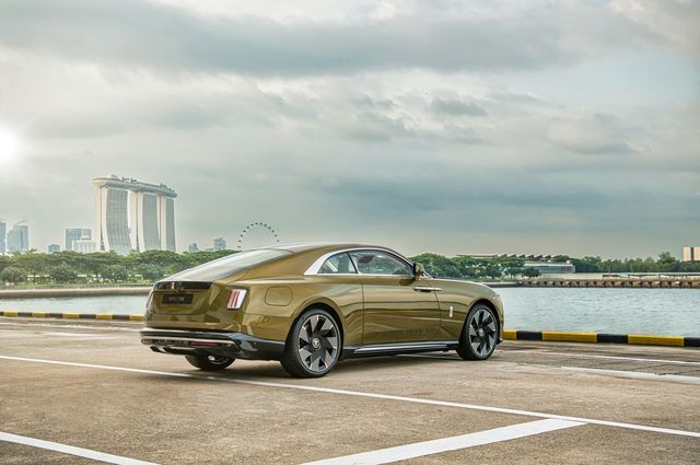 Phiên bản đầu tiên của Rolls-Royce Spectre đã đặt chân đến Việt Nam, với mức giá gần 20 tỷ đồng và khả năng di chuyển lên đến 520 km mỗi lần sạc.