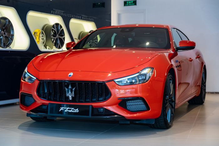 Maserati Ghibli F Tributo - Duy nhất tại Việt Nam với giá trên 9 tỷ đồng: Sơn màu độc quyền, động cơ V6 mạnh mẽ 430 mã lực - Hình 1.