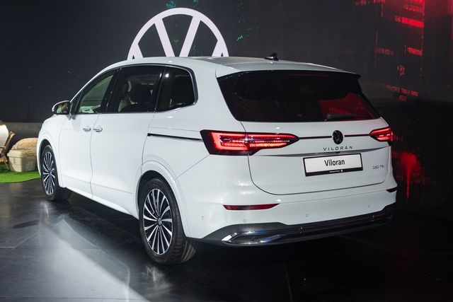 Chi tiết về VW Viloran Luxury giá 2,188 tỷ đồng, vượt trội về trang bị tiện nghi so với phiên bản tiêu chuẩn.