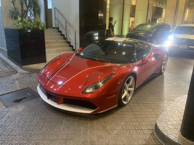 Siêu xe Ferrari 488 GTB tái xuất sau hơn một năm va chạm với cây tại Hà Nội - Hình ảnh 1.