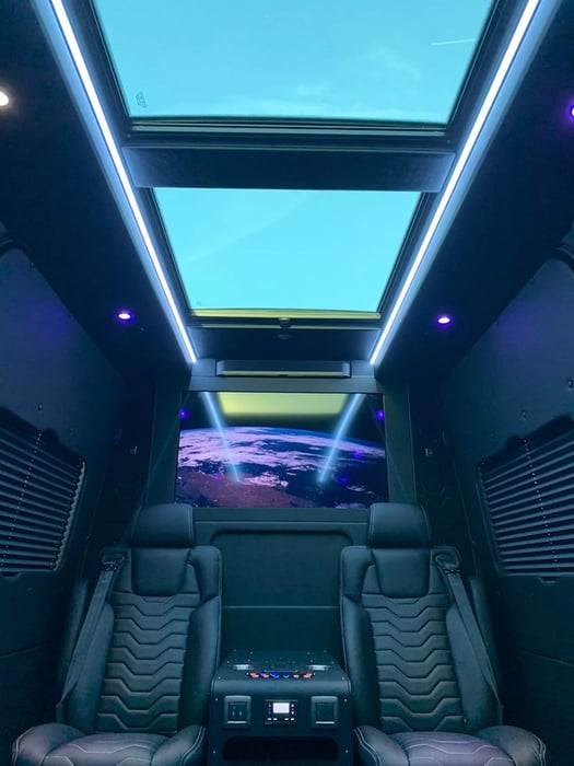 Mercedes-Benz Sprinter VIP-Class siêu sang, giá không thua kém xe Bentley Flying Spur nhưng vẫn đủ cho 9 người ngồi - Ảnh 6.