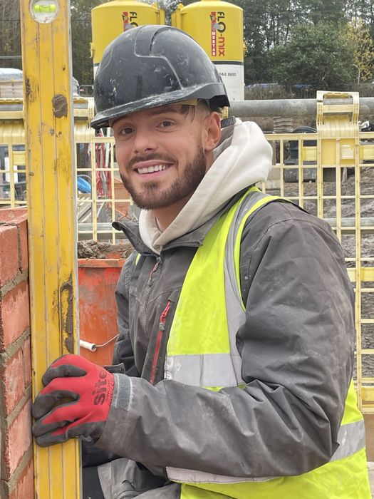 Thanh niên 26 tuổi làm công việc phụ hồ kiếm được 300 triệu đồng mỗi tháng: Mua nhà, lái xe Audi tiền tỷ đi làm hàng ngày và đặt mục tiêu sở hữu chiếc Lamborghini- Ảnh 2.