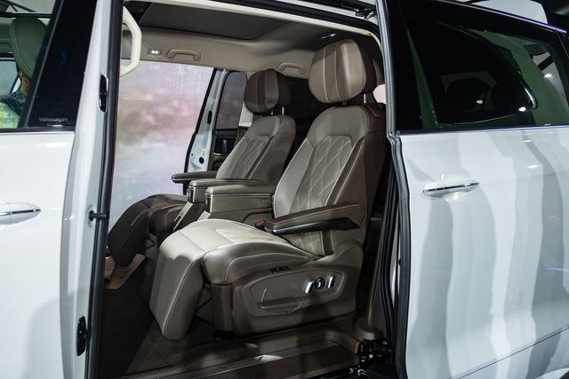 Chi tiết về VW Viloran Luxury giá 2,188 tỷ đồng, có nhiều trang bị tiện nghi hơn so với phiên bản tiêu chuẩn.