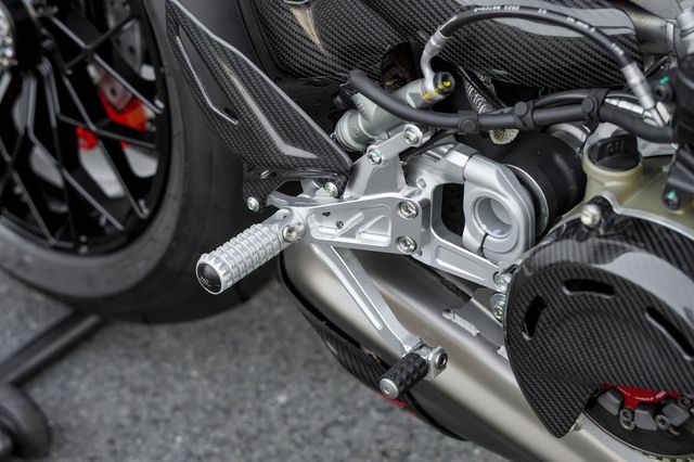 Chi tiết chiếc Ducati Streetfighter V4 Lamborghini của vợ chồng Đoàn Di Băng: Giá tương đương với Mercedes C 300 - Hình 12.