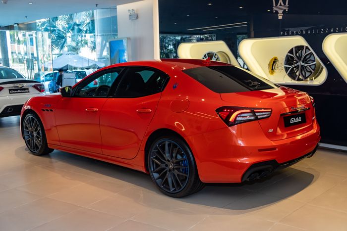 Maserati Ghibli F Tributo - Duy nhất tại Việt Nam với giá trên 9 tỷ đồng: Sơn màu độc quyền, động cơ V6 mạnh mẽ 430 mã lực - Hình 4.