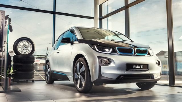 Bảo dưỡng xe điện nhưng không hề rẻ: Chủ xe BMW phải chi gần 1,7 tỷ đồng để thay pin, đắt hơn cả việc mua xe mới - Ảnh 1.