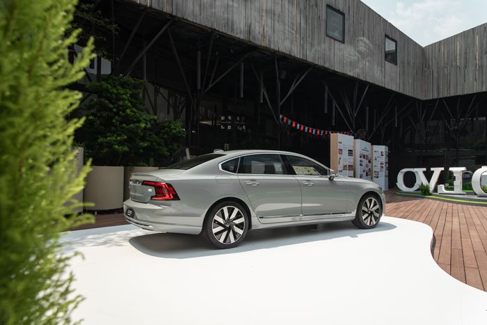 Xem chi tiết về Volvo S90 Recharge mới ra mắt: Giá 2,89 tỷ đồng, sedan hạng sang cỡ trung rộng và mạnh mẽ nhất tại Việt Nam - Hình 4.