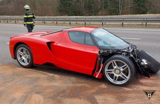 Nhân viên đại lý va chạm mạnh vào đầu siêu xe Ferrari Enzo có giá trị hàng triệu USD - Ảnh 1.